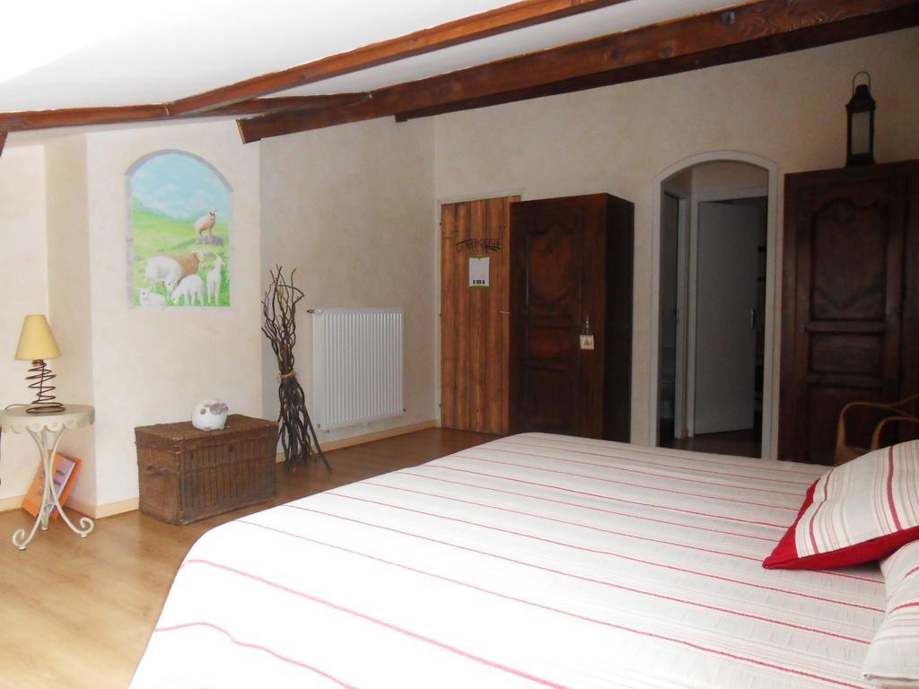 Bed and Breakfast L'Estapade Des Tourelons Saint-Jean-en-Royans Zimmer foto